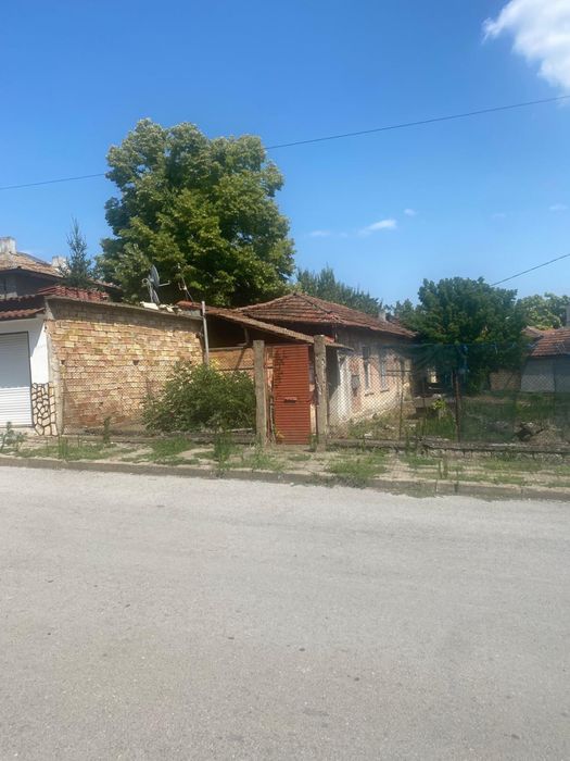 Продава се къща с двор