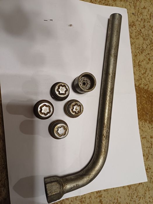 Секретни гайки за алуминиеви джанти и крик от Форд Мондео и оригинални