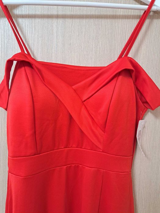 Дамска червена рокля с цепка. Нова