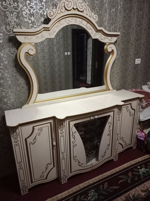 Продается мебель пенал и трюмо