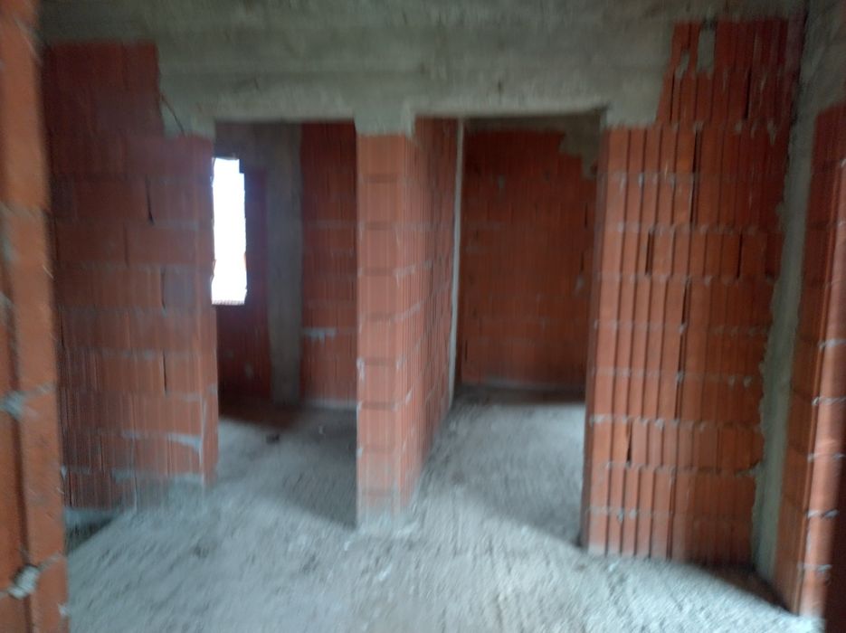 Vand sau schimb casa la rosu