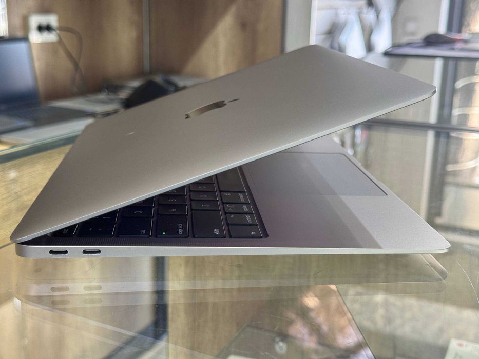 MacBook Air 13 2020 CORE i7 10 ram 16 ssd 256