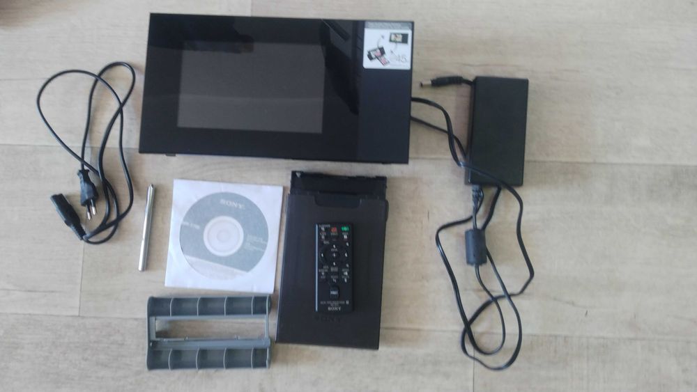 Sony DPP‑F700 — цифровая фоторамка + принтер, полный комплект, рабочий