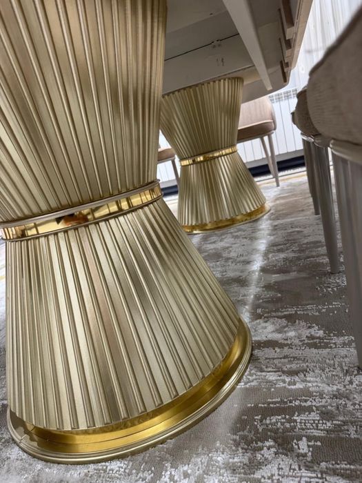 Стол со стулями почти новый