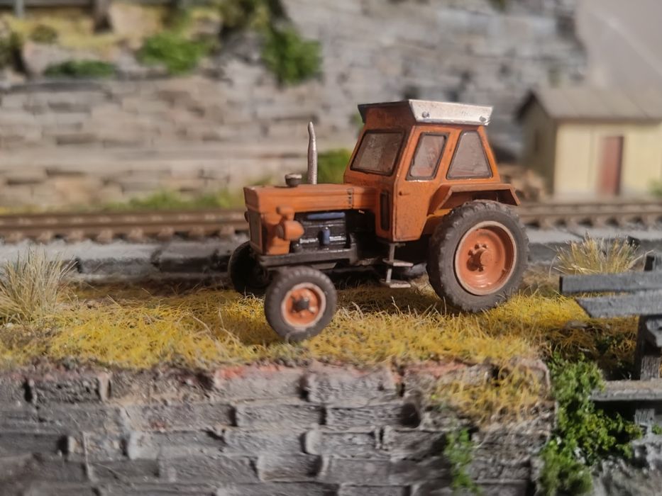 Macheta auto la scara 1/87 a tractorului UTB trenuleț electric