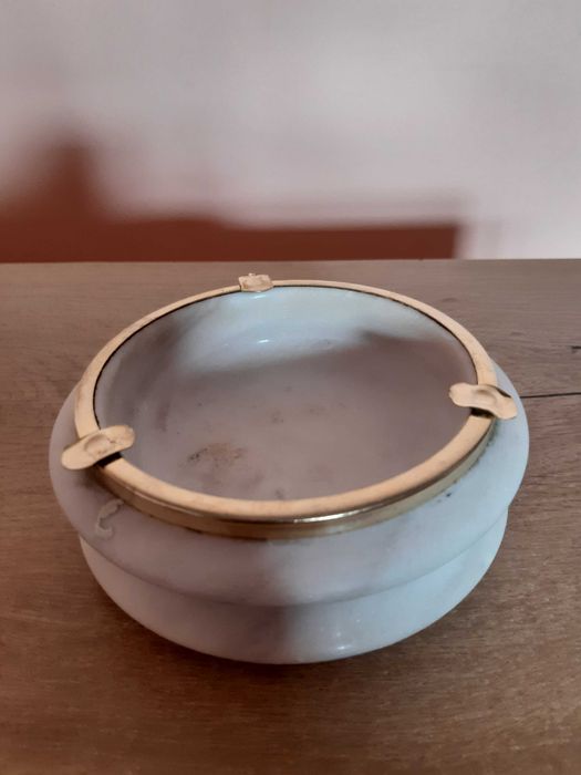 Пепелник мраморен, масивен с месингов обков