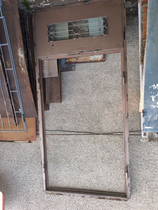 Железная двустворчатая дверь