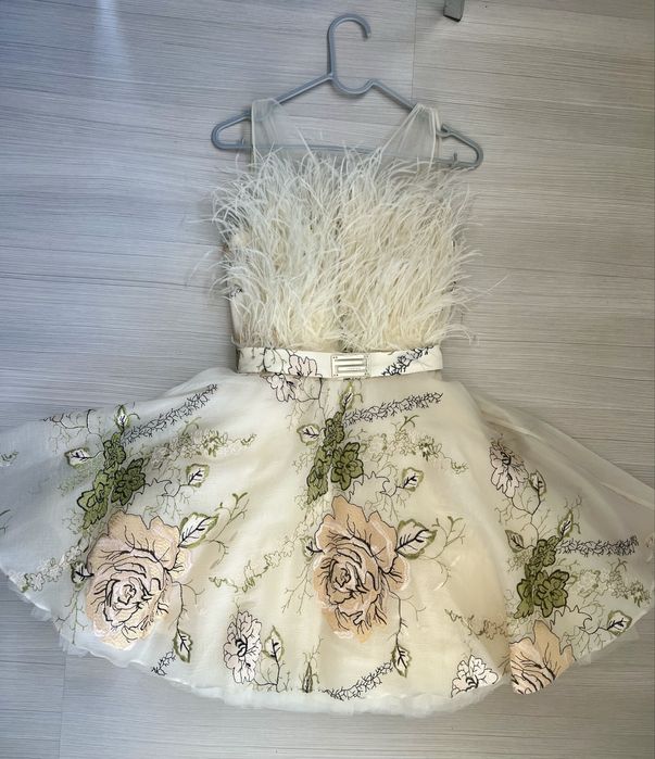 Елегантна рокля с пера Junona