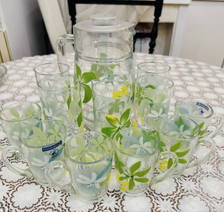 Продам графин со стаканами и чайными чашками