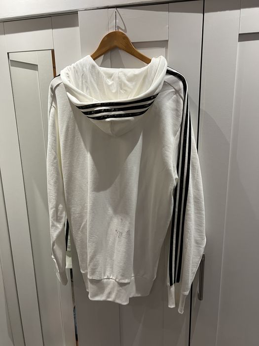 Bluză Adidas de molton cu fermoar alba cu dungi camo