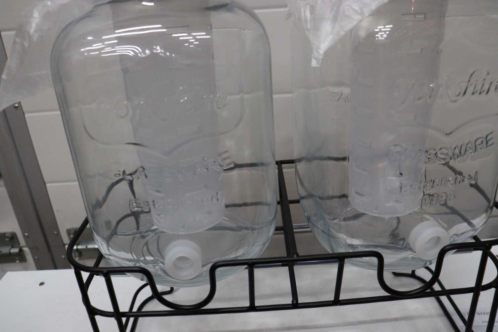 Koмплект стъклени буркани за напитки със стойка