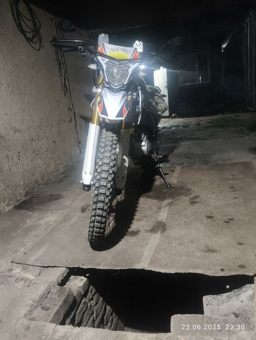 Продам мотоцикл эндуро 2025 года