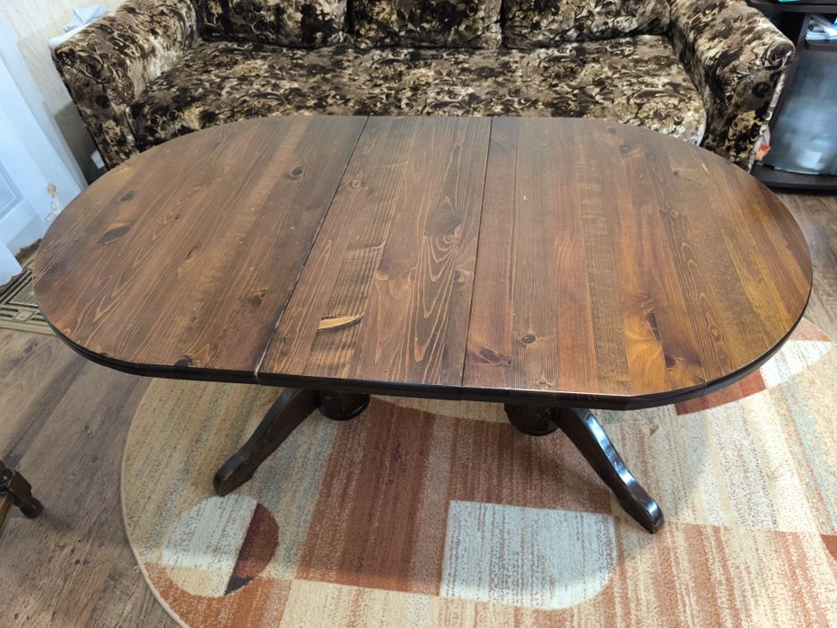 Масивна маса със столове и удобен диван- канапе