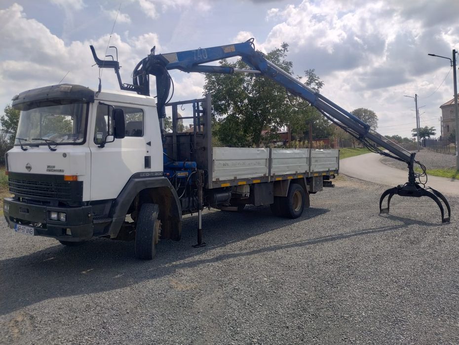 Nissan cu macara si graifer forestier