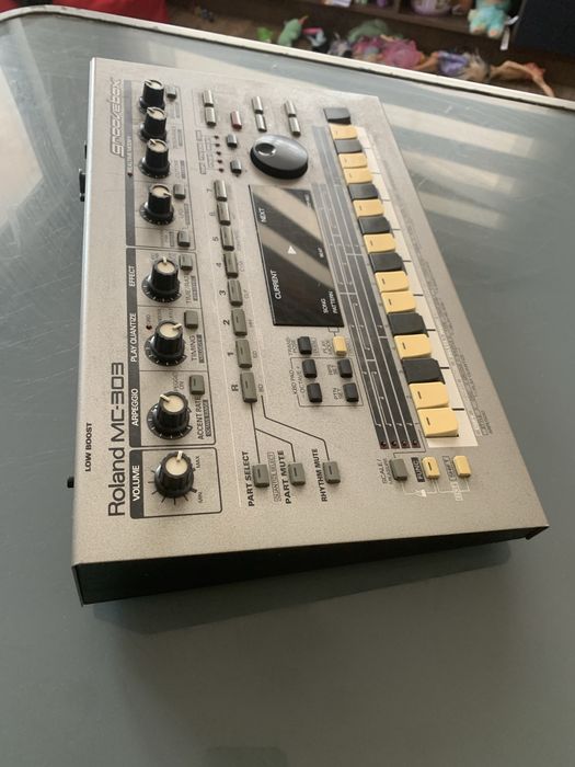 Roland MC-303 синтезатор