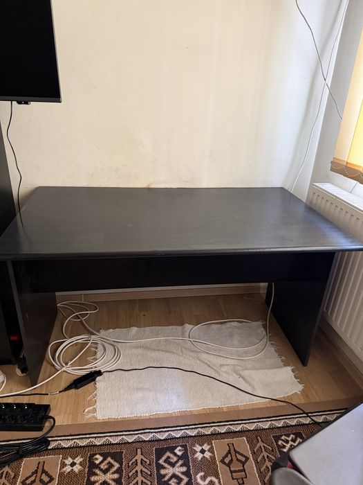 Birou gri închis / negru – stare bună