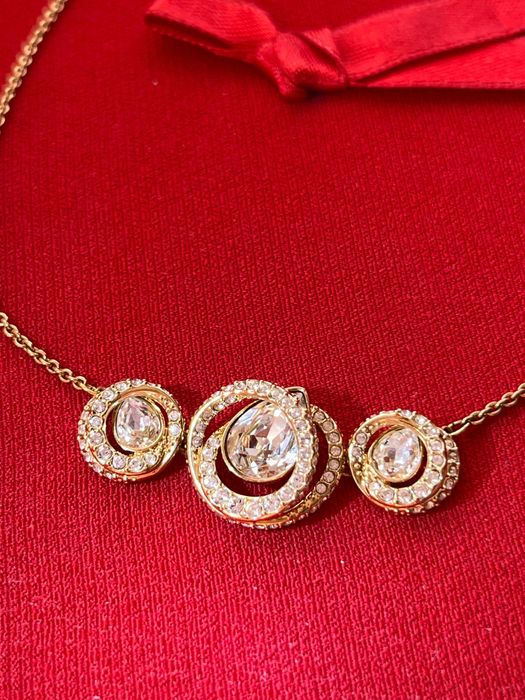 Огърлица Swarovski със златен цвят и камъни Swarovski