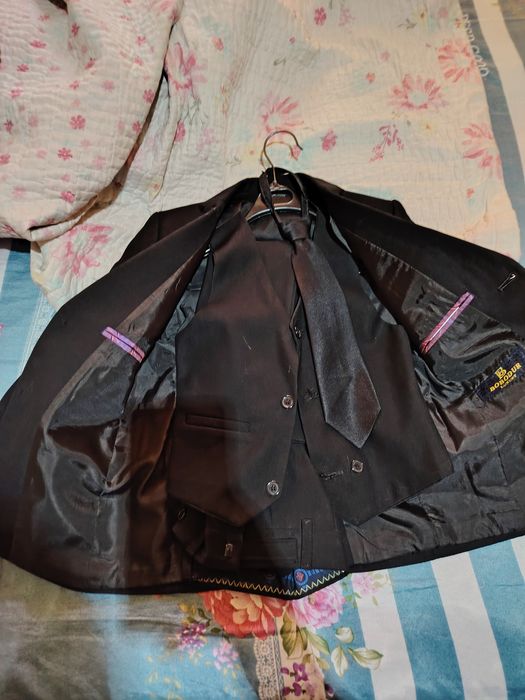 Продам два школьных костюма