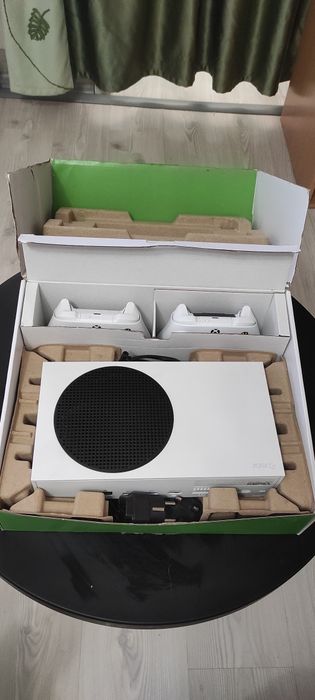 Xbox Series S 512GB + 2 геймпада + игры