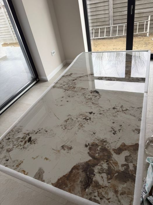 Vand masa noua de bucătărie.