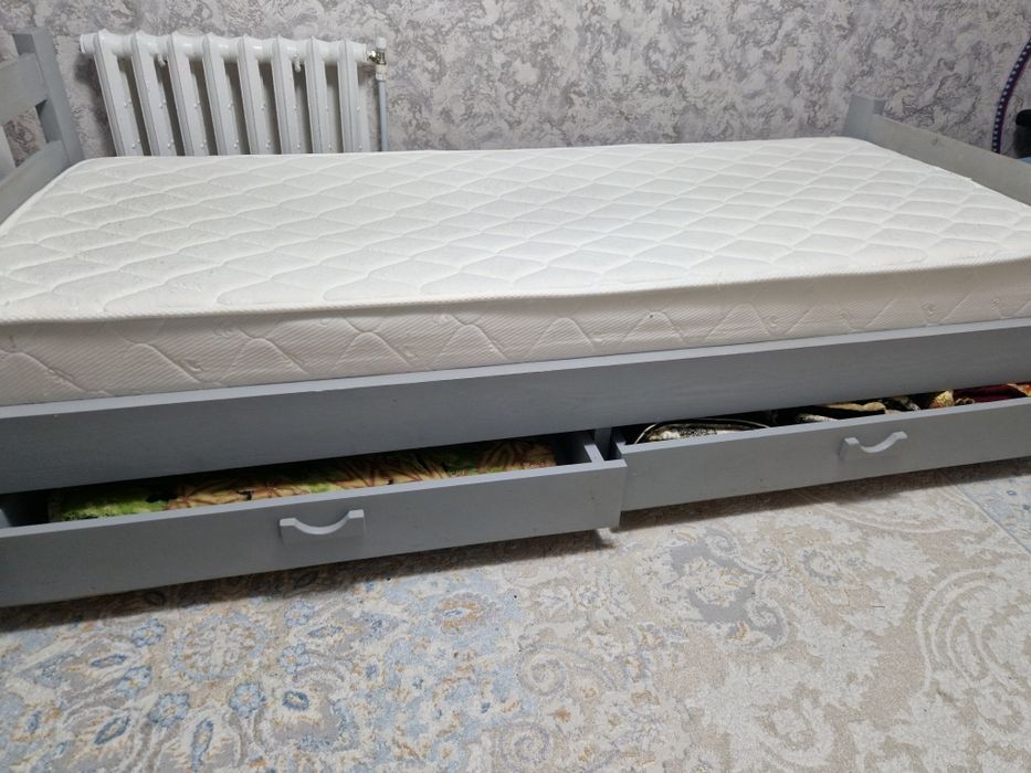 Продам кровать из дерева с матрасом