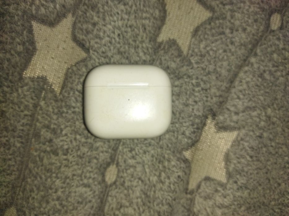 Продам айрподс на запчасти можно починить не знаю в чем проблема