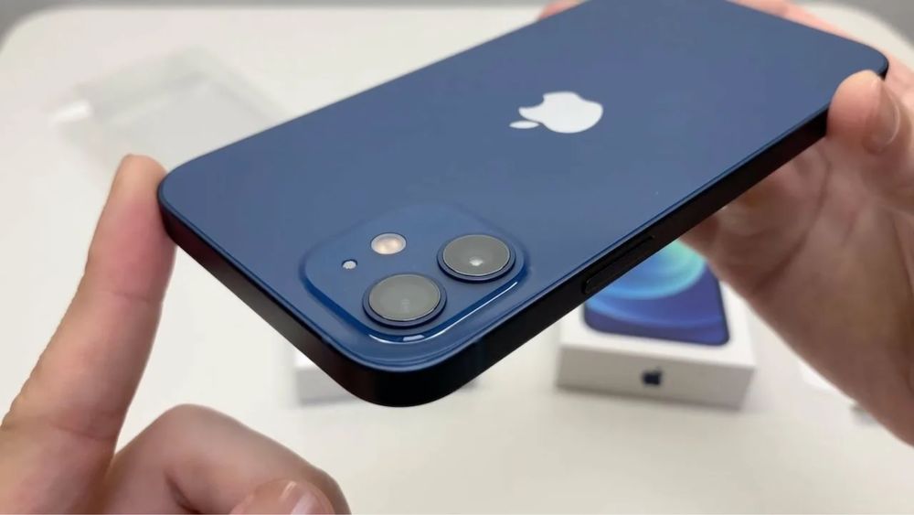 Продам Айфон 12.