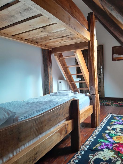 Pat etajat din lemn masiv cu saltele