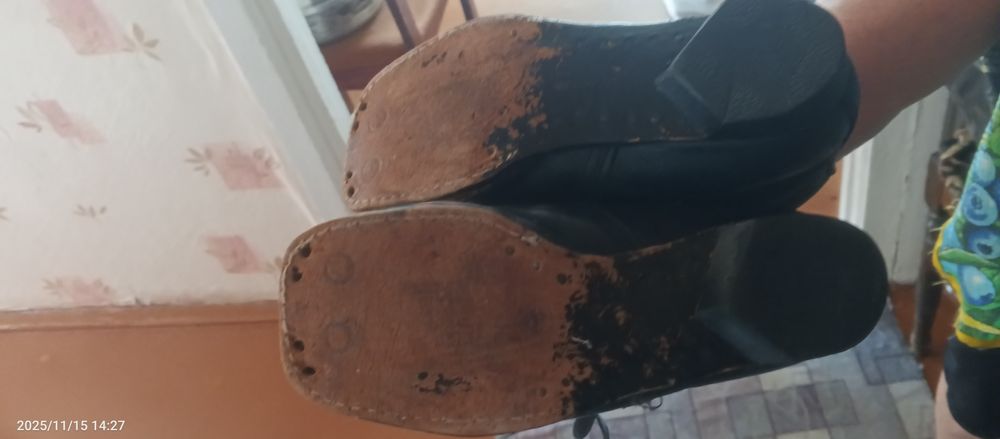 срочно продам лыжиСССР с ботинками...