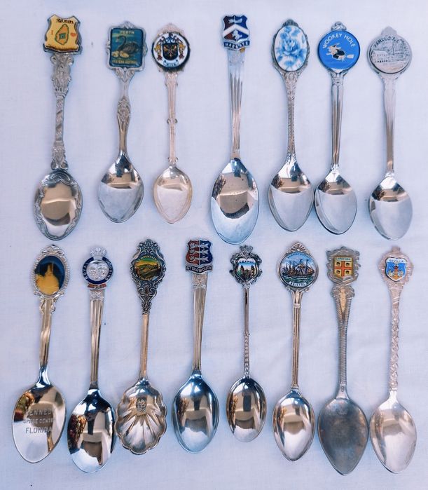 Lot 15 lingurite suvenir placate cu argint, de colectie, din anul 1992