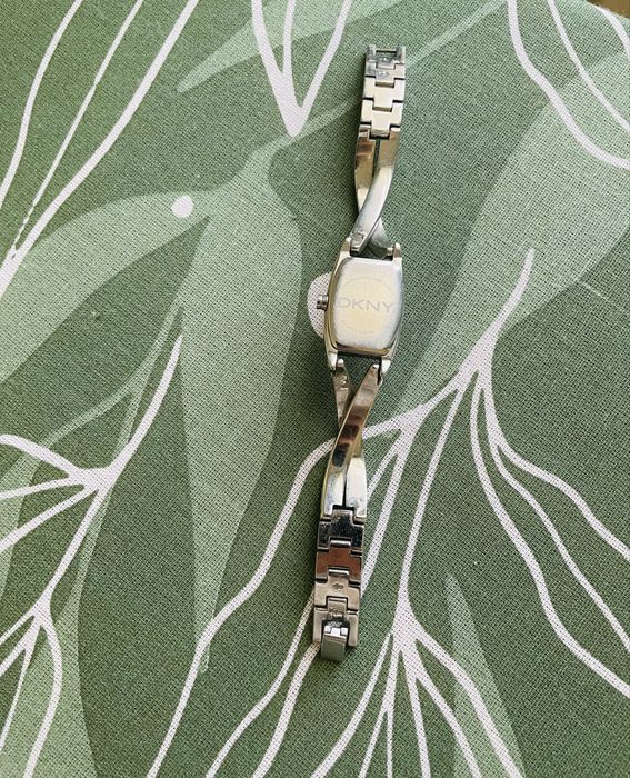 Продам часы DKNY