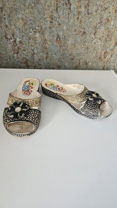 Отдам детскую обувь