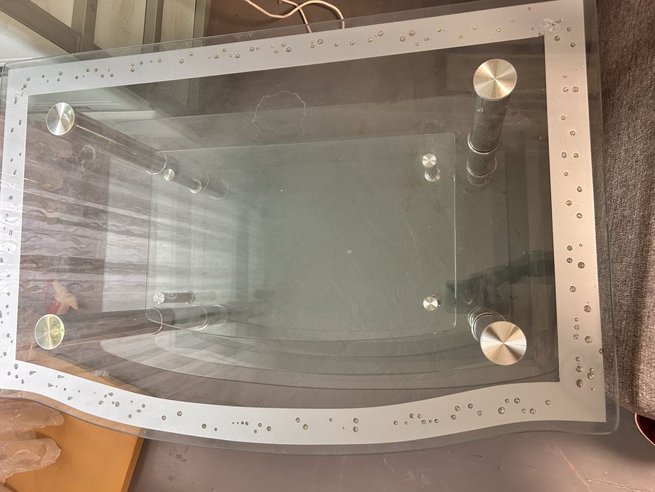 Стеклянная тумба под телевизор