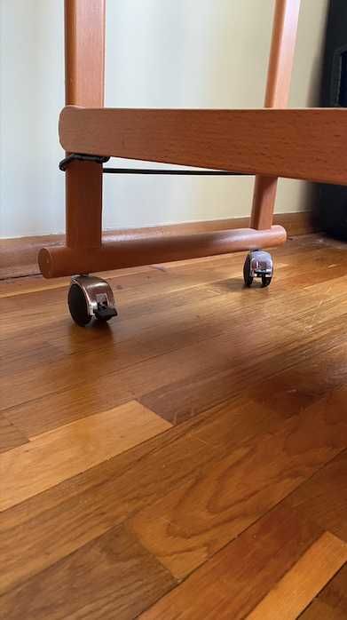 Столик на колесиках