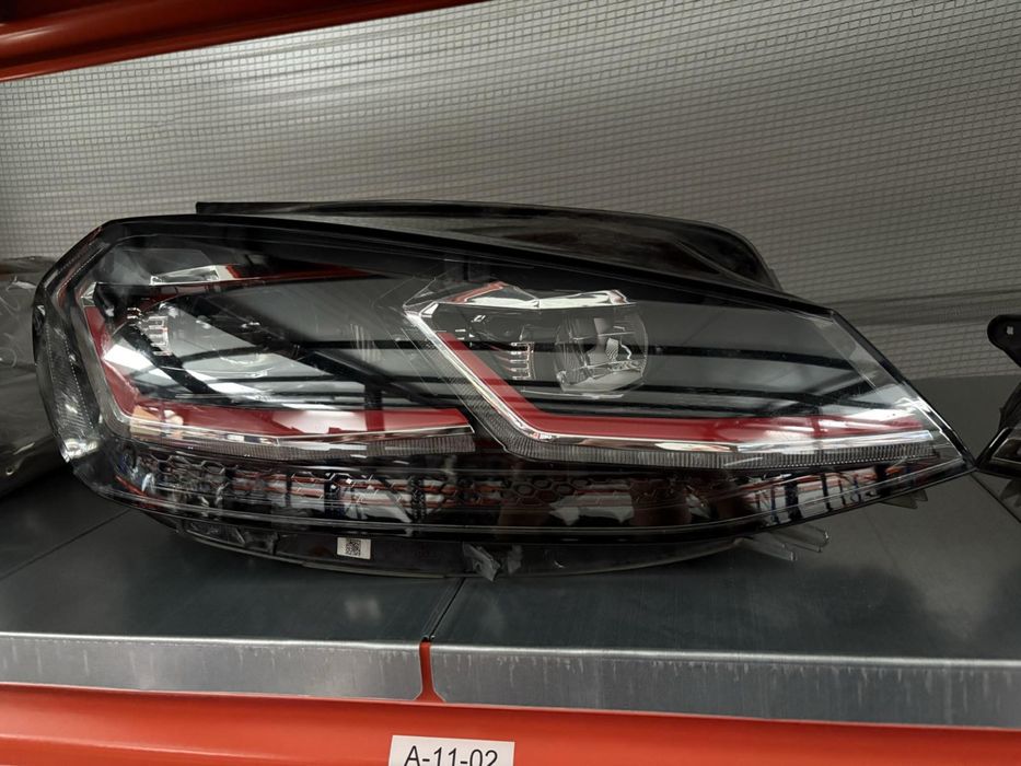 VW Golf 7 GTI десен фар