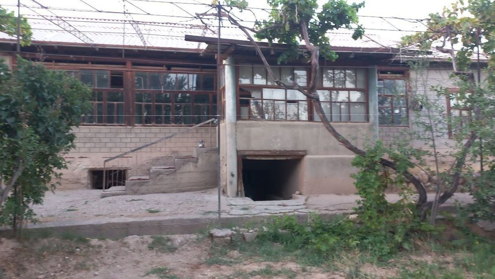 Hovli sotiladi 8 sotiq