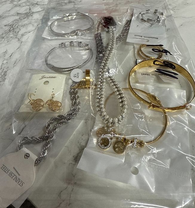 Мистериозна торбичка с бижута с 10бр висококачествени бижута.