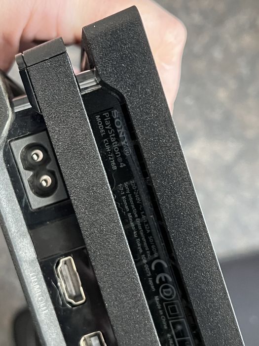 PlayStation 4 Pro 1TB / 2 Джойстика / 2 игри