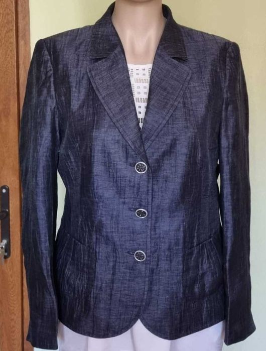 Sacou Basler, 86% in, 14% poliamida, captusit cu acetat, marimea M