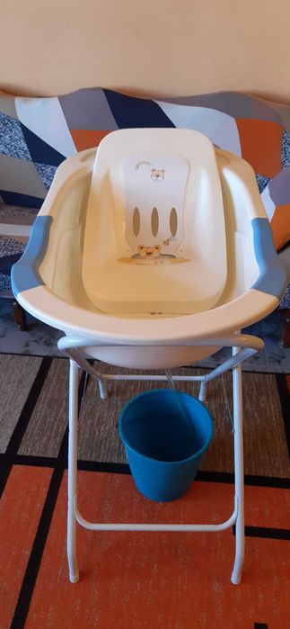 Продавам детска вана за къпане със стойка и помощна подложка