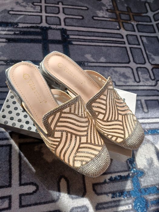 Ayollar oyoq kiyimi sotiladi