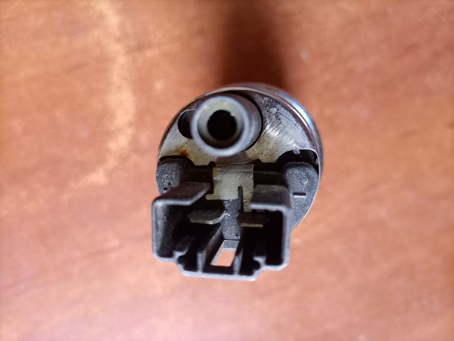 Продам бензонасос и подшипник на Мазду