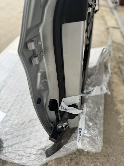 Продавам задна дясна врата в цвят код боя 354 (сребрист металик).