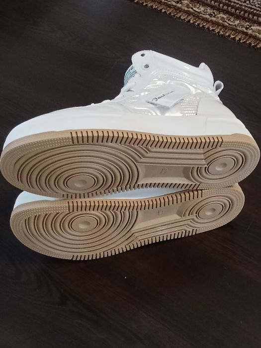 Женские кроссовки