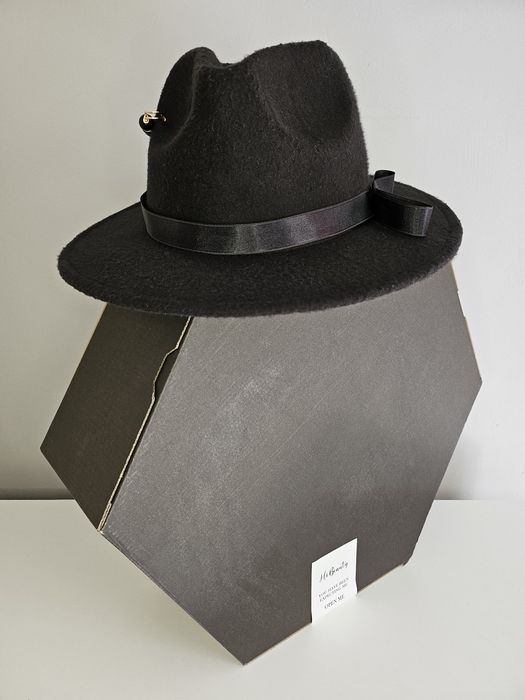 Федора / Шапки в син, черен и  светло кафяв цвят