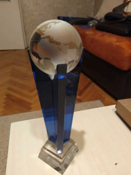 Кристална купа с глобус от Афганистан