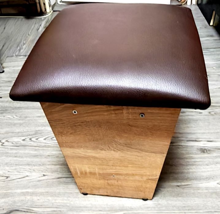 Vand 2 scaune bucatarie