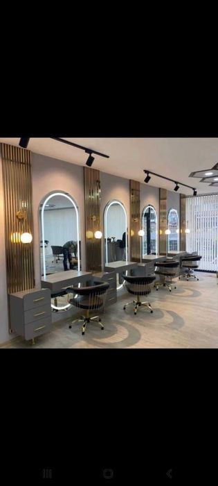 Работно място за фризьор. Огледало