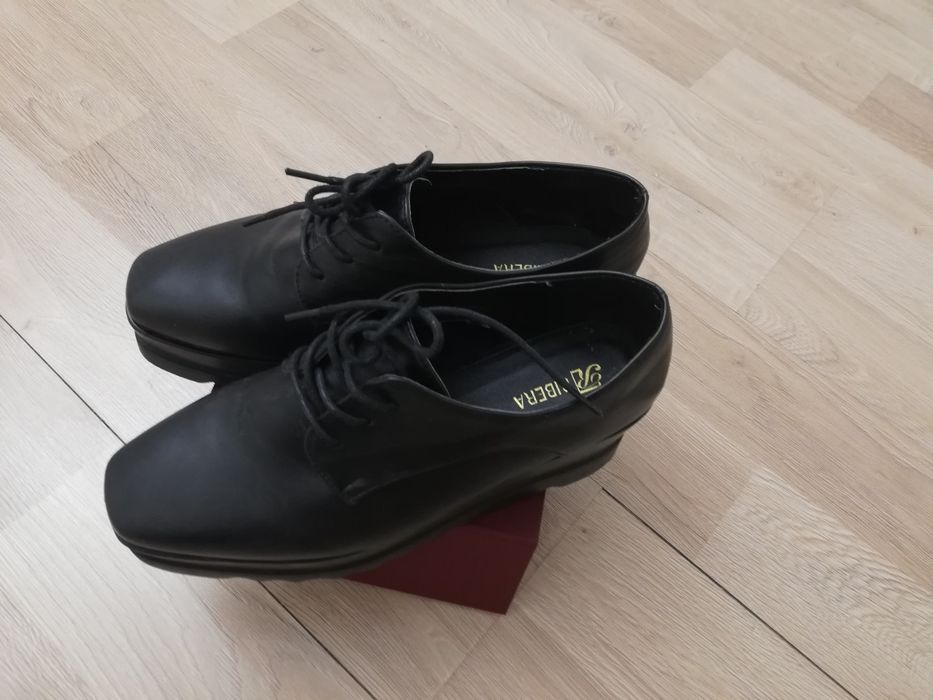 Срочно Продам новые жён ботинки кожа . Раз 40