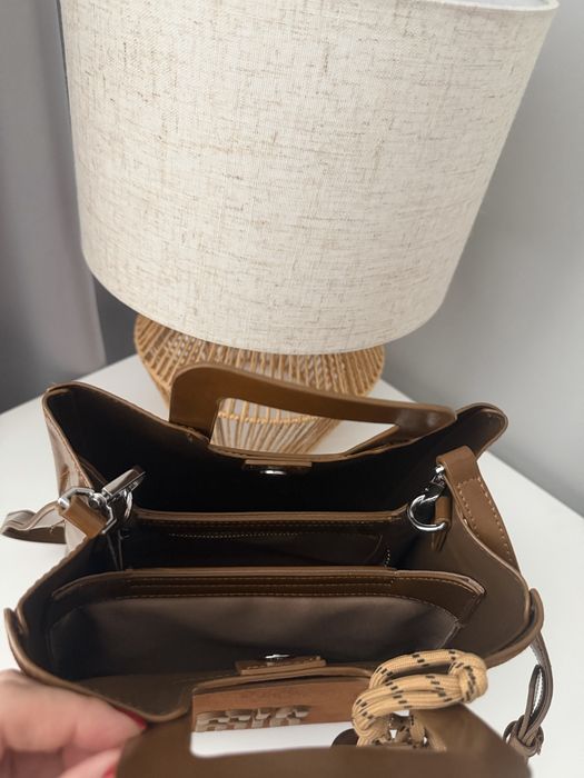 Чанта в кафяв цвят в комбинация от естествен велур